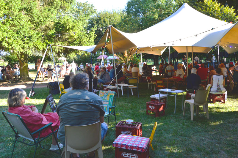 Détente et bonheur à la base de plein air